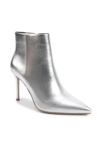 Botă metalizată argintie până la gleznă, cu vârf ascuțit, design elegant, toc înalt stiletto și textură netedă. Părți laterale închise cu accente minime.