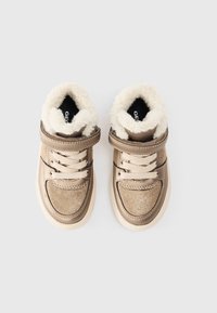 Bronsfärgade anklarboots med glittrande detaljer, gräddfärgad faux fur-foder, vita sulor och en kardborreband. Snörningsdesign med strukturerat material.