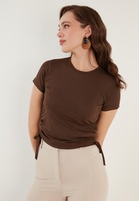 LELA SLEEVE - T-shirt print - brown