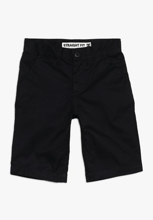 Czarne, proste szorty do kolan z guzikiem i szlufkami na pasek, pokazane na płasko na białym tle.