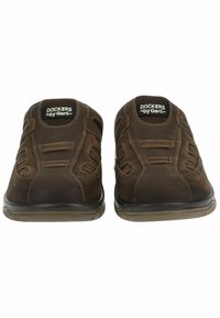 Braune Slipper aus strukturiertem Leder mit gepolstertem Kragen, elastischen Seitenpaneelen und Gummisohle. Mit Kontraststich versehen.