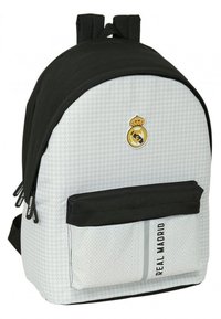 Zaino bianco e nero con un motivo grigio testurizzato, dotato di una tasca con zip frontale e del logo del Real Madrid sul davanti.
