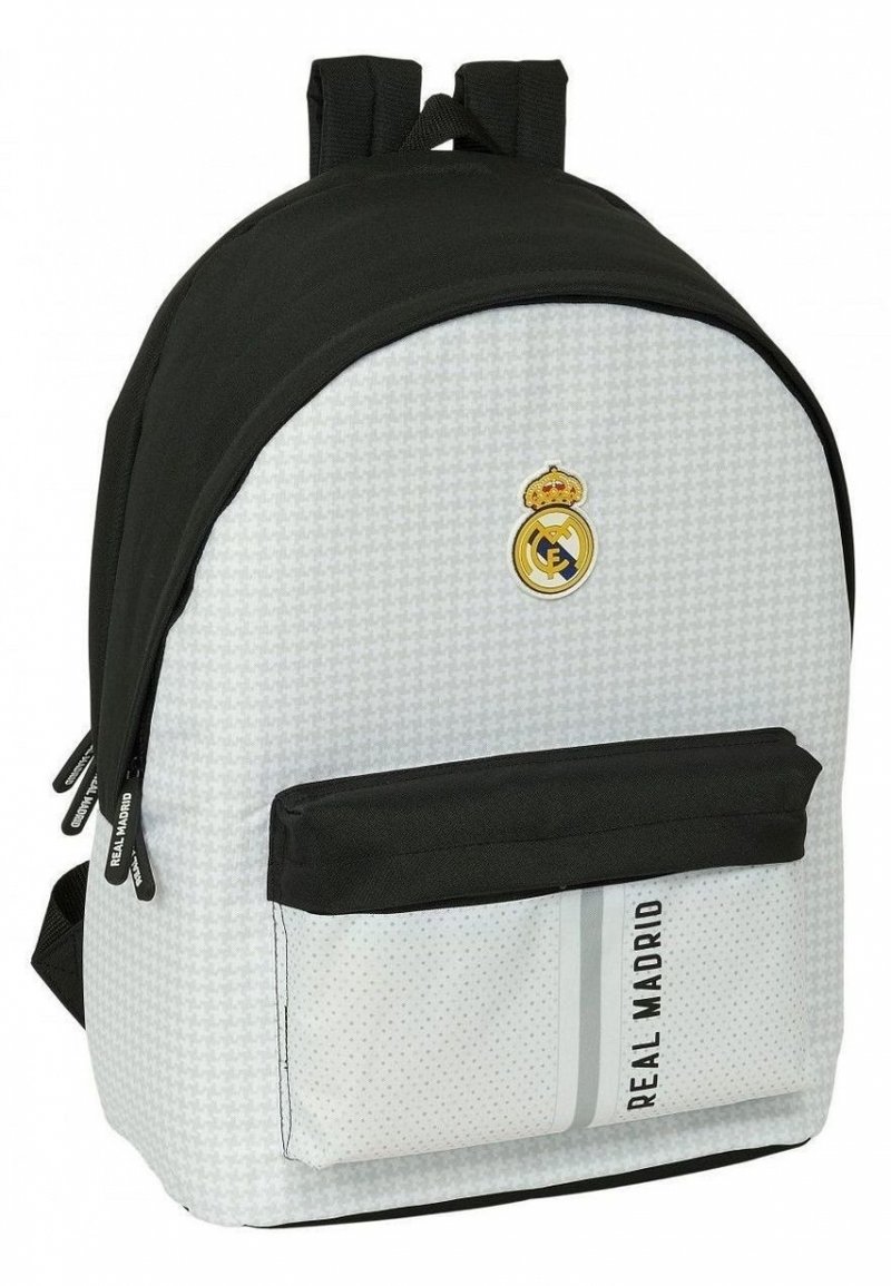 Zaino bianco e nero con un motivo grigio testurizzato, dotato di una tasca con zip frontale e del logo del Real Madrid sul davanti.