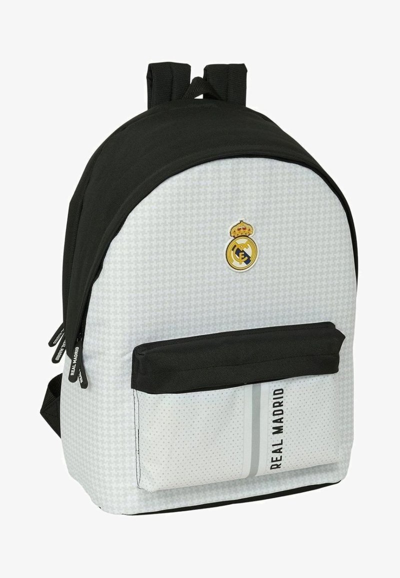 Czarny i biały plecak z teksturowanym szarym wzorem, z przednią kieszenią na zamek i logo Real Madryt z przodu.