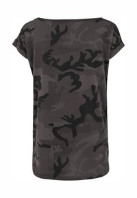 T-shirt à motif camouflage gris avec une coupe décontractée, des manches courtes et un col rond. Confectionné dans un tissu doux avec une texture lisse.