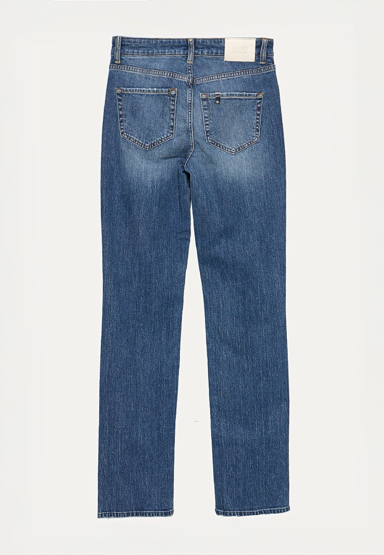 Jeans in denim blu con design a gamba dritta, cinque tasche e un'etichetta posteriore visibile. Il tessuto è leggermente consumato con una sottile variazione di colore.