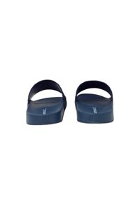 Ciabatte navy con finitura matte liscia, dotate di due bande larghe e di una soletta sagomata per il comfort. Design semplice e funzionale.