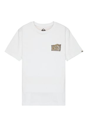 T-shirt blanc à manches courtes avec un petit motif géométrique marron et doré sur le côté gauche de la poitrine et une étiquette avec le logo Quiksilver sur la manche gauche.