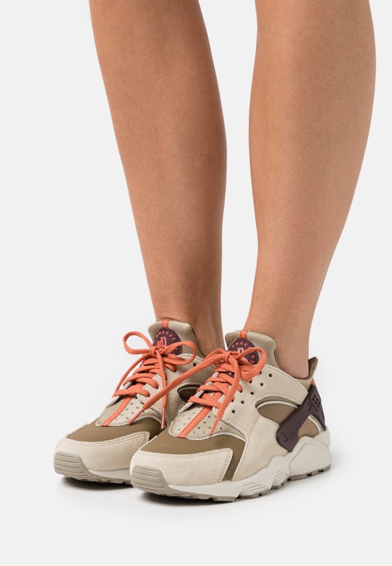 Desplazamiento Color de malva clase Nike Sportswear AIR HUARACHE - Zapatillas - braun/beige - Zalando.es