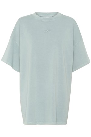 T-shirt surdimensionné bleu clair en coton doux. Il présente un col rond et des manches courtes et larges. Un logo subtil est brodé sur la poitrine.