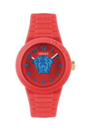 Červené hodinky Versace s modrou 3D hlavou Medusy v strede, modrými číslami, zlatými ručičkami a reliéfnym vzorom gréckeho kľúča na remienku a ciferníku.