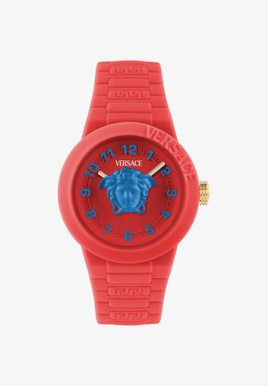 Červené hodinky Versace s modrou 3D hlavou Medusy v strede, modrými číslami, zlatými ručičkami a reliéfnym vzorom gréckeho kľúča na remienku a ciferníku.