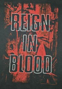 Sort T-shirt med fed, slidt rød og hvid tekst, der står "REIGN IN BLOOD," sat mod en tekstureret baggrund.