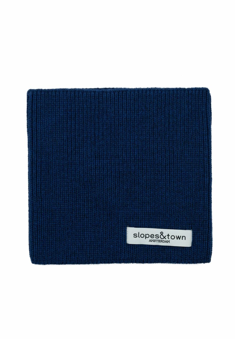 Scaldacollo lavorato a maglia di colore blu navy, con texture a coste e un piccolo etichetta bianca con la scritta "slopes&town AMSTERDAM" cucita su un lato.