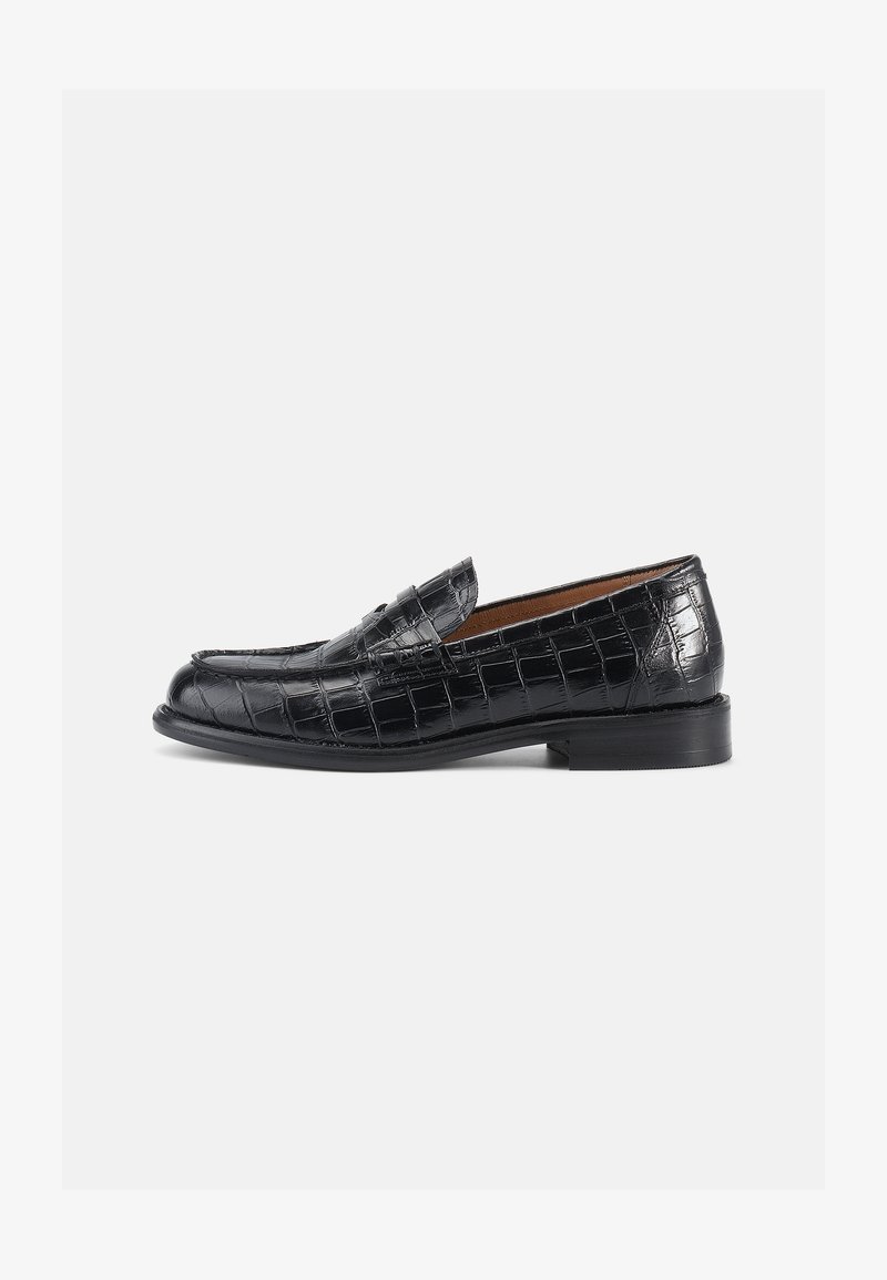 Mocassins en cuir noir embossé motif crocodile, avec un bout arrondi, un design à enfiler, et un talon bas et solide. Texture lisse et éclat subtil.