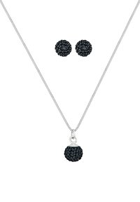 Schwarzes Kristallkugel-Pendellek mit einer silbernen Kette, begleitet von passenden schwarzen Kristallsteckohrringen. Runde Formen mit strukturierten Oberflächen.