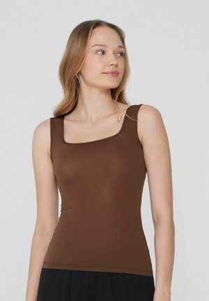 Top marrón sin mangas con escote cuadrado, ajuste ceñido, textura suave y detalles de costura mínimos, combinado con una falda negra.