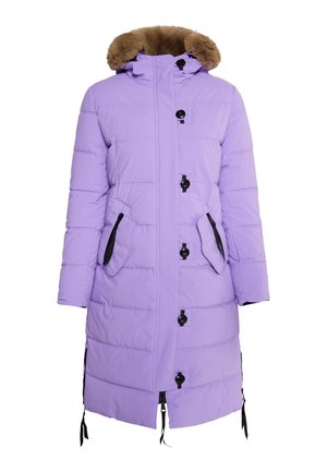 Duga ljubičasta puf jakna s kapuljačom obloženom umjetnim krznom. Ima crne akcentne detalje, prednje džepove i dugmad za zatvaranje sprijeda. Tekstura u obliku kvadrata.