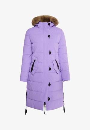 Duga ljubičasta puf jakna s kapuljačom obloženom umjetnim krznom. Ima crne akcentne detalje, prednje džepove i dugmad za zatvaranje sprijeda. Tekstura u obliku kvadrata.