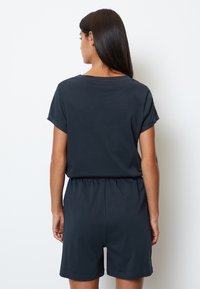 Donkerblauwe korte playsuit van zachte stof, met een ontspannen pasvorm, korte mouwen, elastische taille en een eenvoudig ontwerp.