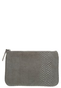 Šedá kožená kabelka s texturou v hadím vzoru, obdélníkový tvar a zipové zavírání na vrchu. Minimální viditelné logo.