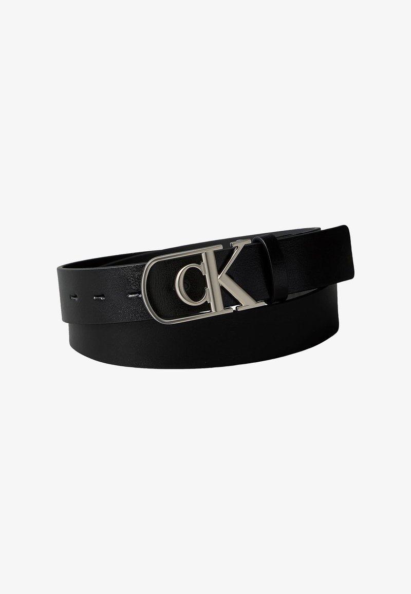 Zwarte leren riem met een glanzende zilveren "CK" gesp, met een gladde textuur en subtiele stiksel details langs het band.