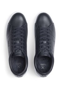 Sneakers in pelle blu navy con suole in gomma bianca, lacci piatti e marchio discreto sui lati. Texture liscia con design della punta arrotondata.