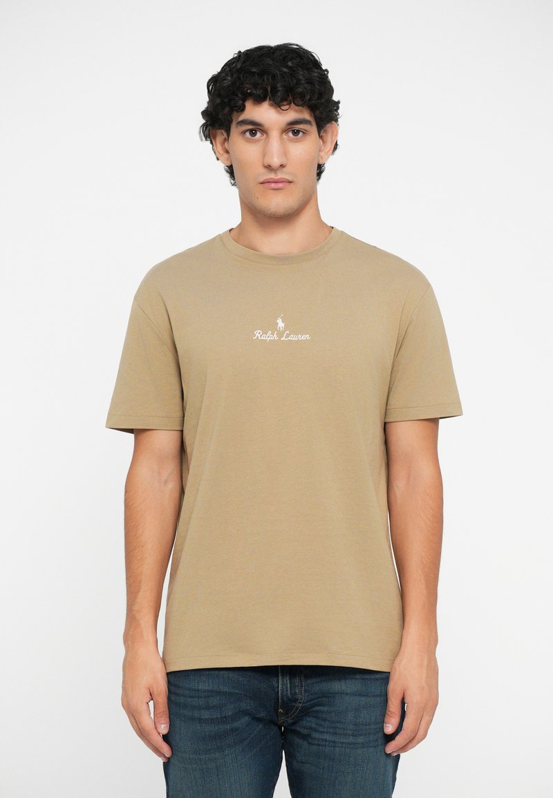 Tricou din bumbac bej, cu mâneci scurte și guler rotund, cu brodat pe piept logo-ul alb "Ralph Lauren" și jucătorul de polo.