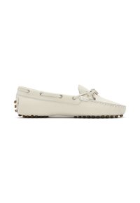 Mocasín de cuero crema con punta redondeada, detalle de cordones y suela de goma con textura de guijarros. Presenta costuras a lo largo de los bordes y la lengüeta.