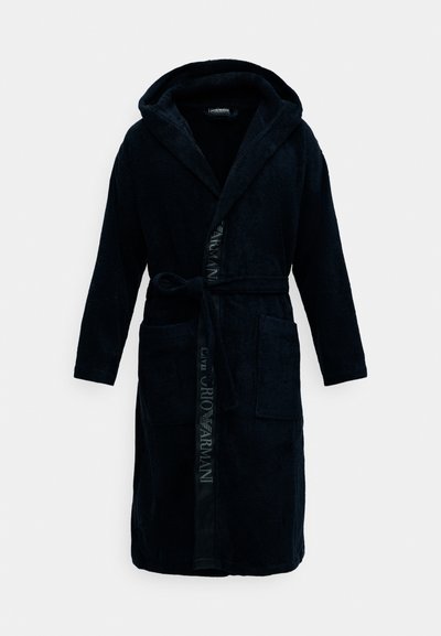 Ciemnonavy szlafrok z miękkiej tkaniny frotte, z kapturem, długimi rękawami, dwiema przednimi kieszeniami oraz paskiem z detalem logo na przodzie.