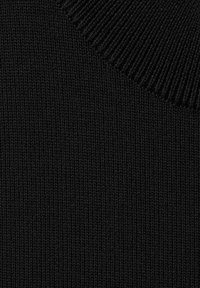 Czarna dzianina o prążkowanej teksturze. Projekt charakteryzuje się płynnym przejściem od płaskich do prążkowanych sekcji, co tworzy interesujący wizualnie efekt.