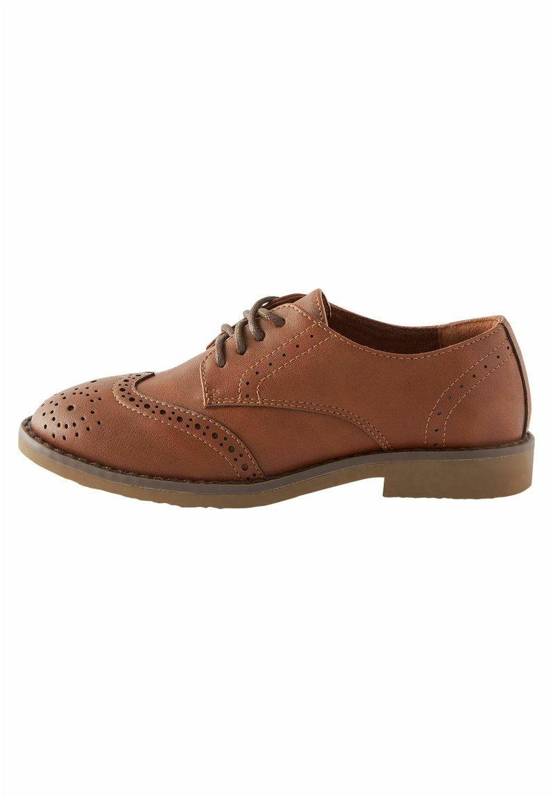 Chaussure à lacets en cuir marron avec un motif perforé sur le bout, forme arrondie, texture lisse et semelle en caoutchouc basse.