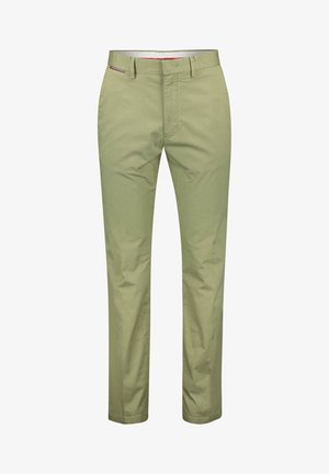 Chinos slim fit pour homme en vert olive avec passants de ceinture et poches avant, présentés sur fond blanc.