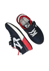 Marineblauwe sport schoenen met een mesh bovenwerk, wit sterlogo, rode accenten en een klittenbandsluiting, met een gestructureerde rubberen zool.