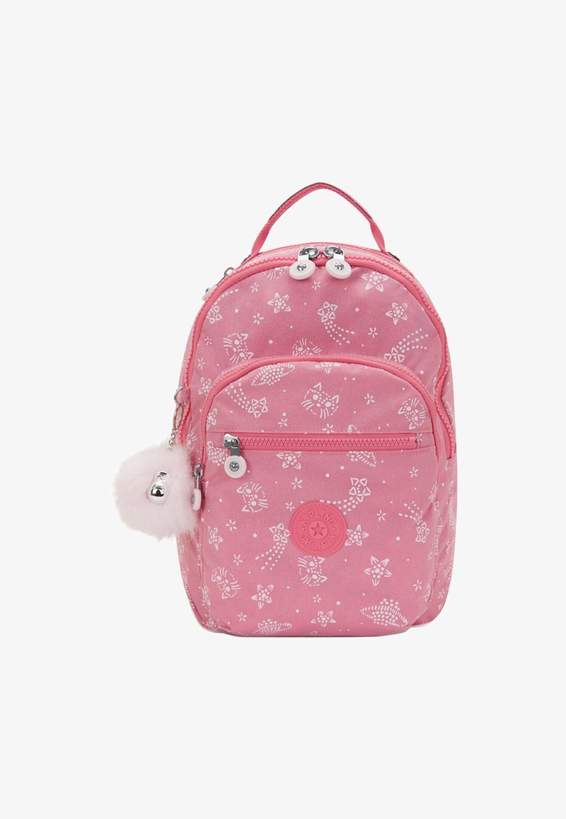 Mochila infantil rosa con patrones de gatos blancos y estrellas, bolsillo frontal con cremallera, cierre de doble cremallera y accesorio de llavero con pompón esponjoso.