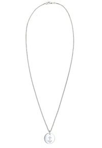 Silberfarbene Kettenhalskette mit einem runden Anhänger, der ein erhabenes Ankerdesign zeigt. Die Kette hat eine gewobene Textur und einen Verschluss mit Klappmechanismus.