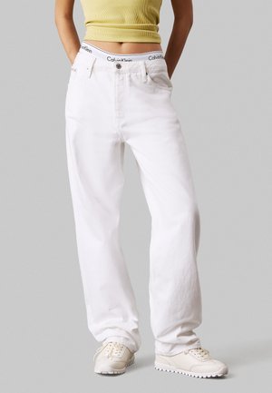 Witte katoen rechte jeans met een knoopsluiting en vijf zakken, voorzien van een blauw-witte Calvin Klein logo tailleband.