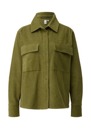 Chemise en velours côtelé vert olive avec un front à boutons, deux poches poitrine, un col et des manches longues avec des poignets retroussés. Tissu texturé à côtes.