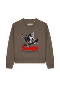 Bruine sweatshirt met een zwart-witte kat die over een skateboard springt, boven het vetgedrukte rode woord "Savage" en kleinere tekst daaronder.