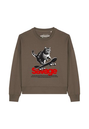 Sweat-shirt marron avec un chat noir et blanc sautant par-dessus un skateboard, au-dessus du mot en rouge vif "Savage" et d'un texte plus petit en dessous.