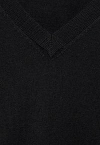 Schwarzer Strickpullover mit V-Ausschnitt-Design. Verfügt über eine feine Textur und gerippte Kragenverarbeitung. Leicht und figurbetont.