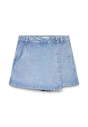 Jupe-short en denim bleu clair avec passants de ceinture, poches latérales et fermeture à boutons sur le devant, sur fond blanc.