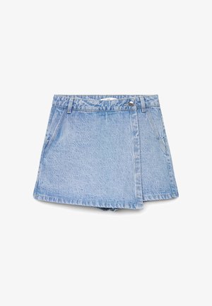 Jupe-short en denim bleu clair avec passants de ceinture, poches latérales et fermeture à boutons sur le devant, sur fond blanc.