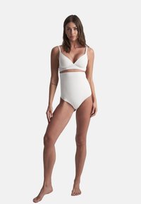 Wit tweedelig zwemkledingset met een bralette-top met brede banden en een hooggesneden onderstuk. Gladde, rekbare stof met een minimalistisch ontwerp.