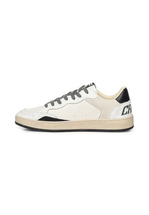 Sneaker bianco in pelle con lacci grigi, dettagli neri sul tallone e punta testurizzata. Presenta una suola intermedia color crema e una suola esterna in gomma nera.