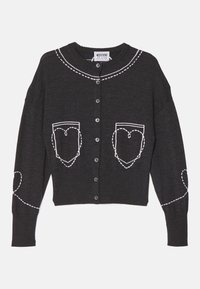 Fekete kardigán, puha anyagból készült, fehér varrással, szív alakú zsebekkel, gombos elülső résszel és kerek nyakkal.