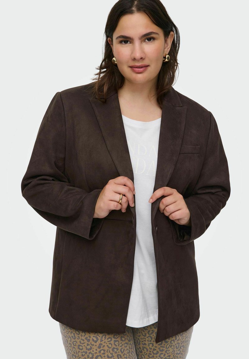 Pruun faux samet blazeri mugava lõikega, kraekotid, üks tasku ja nööbid, kihiline valgegraafilise t-särgi peale, koos leopardimustriga pükstega.