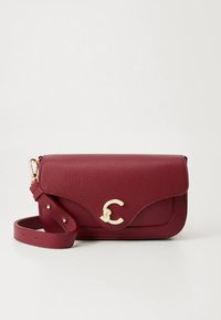 Mala tiracolo em pele grená com fecho dourado em forma de C, acabamento texturizado e alça removível. Apresenta bordas arredondadas e aba dobrável.