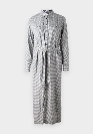 Długa, zapinana na guziki sukienka z materiału w kratę w niebiesko-białe wzory, z długimi rękawami, paskiem w talii oraz dwoma kieszeniami na piersiach.