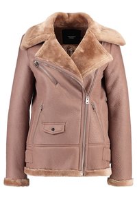Giacca in finta pelle marrone con colletto in shearling, zip frontale asimmetrica, tasche laterali e una finitura morbida e testurizzata.
